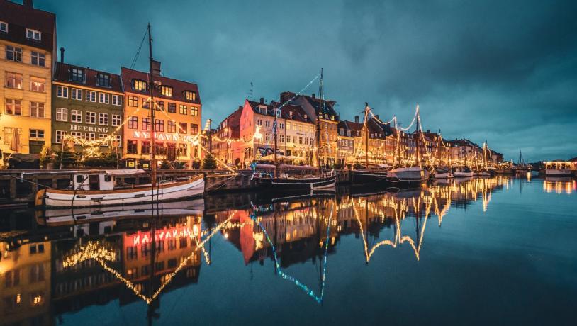 Nyhavn bei Nacht, hell erleuchtet mit Lichtern, Kopenhagen