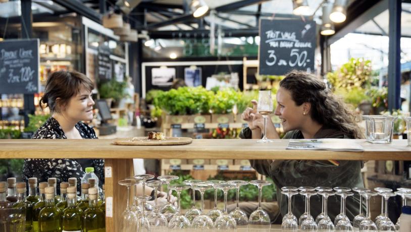 Twee vrouwen genieten van wijn bij Torvehallerne in Kopenhagen