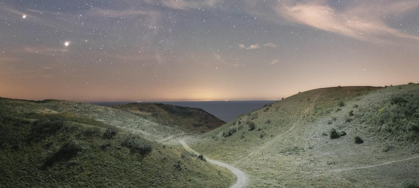 Étoiles dans le ciel nocturne sur l'île danoise de Samsø