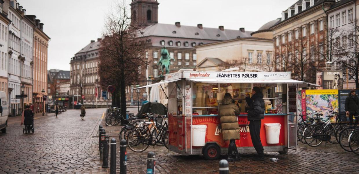Hot dog stand (pølsevogn) Jeanettes Pølser in the city center of Copenhagen