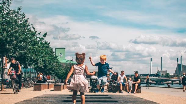Enfants sur des trampolines à Copenhague