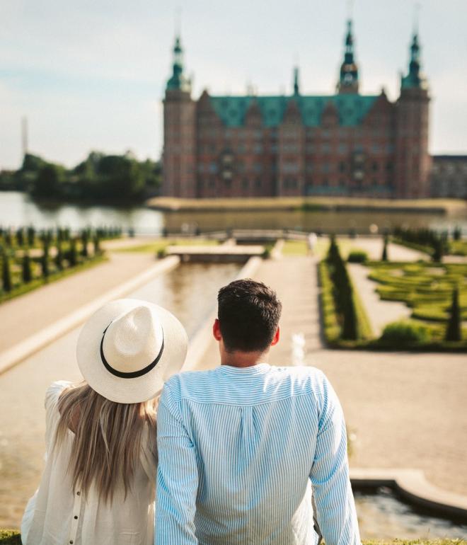 Couple surplombant le château de Frederiksborg