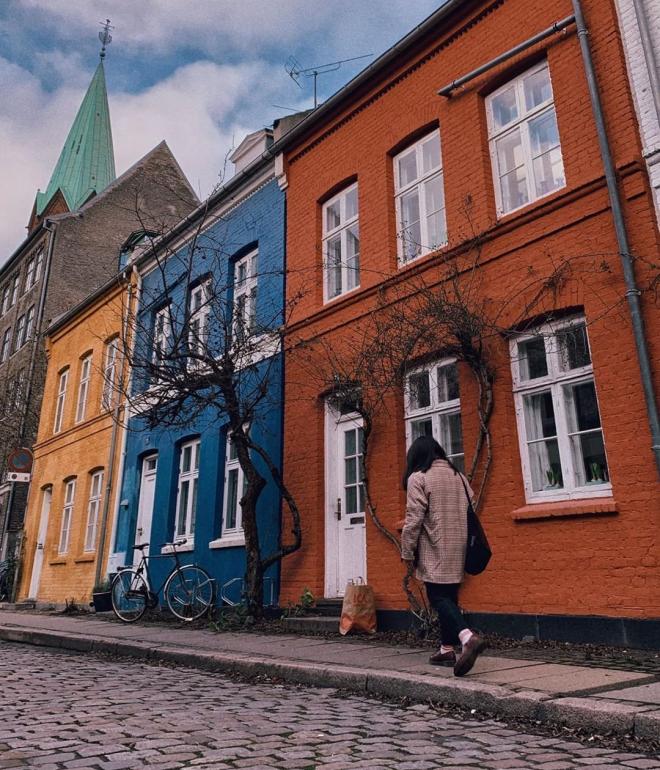 Les maisons colorées de Krusemyntegade sont situées au cœur de Copenhague à proximité du jardin du roi