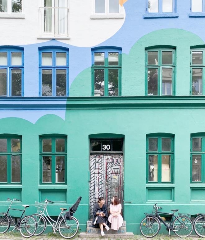 Une fresque créative sur un bâtiment à Sankt Hans Gade à Copenhague