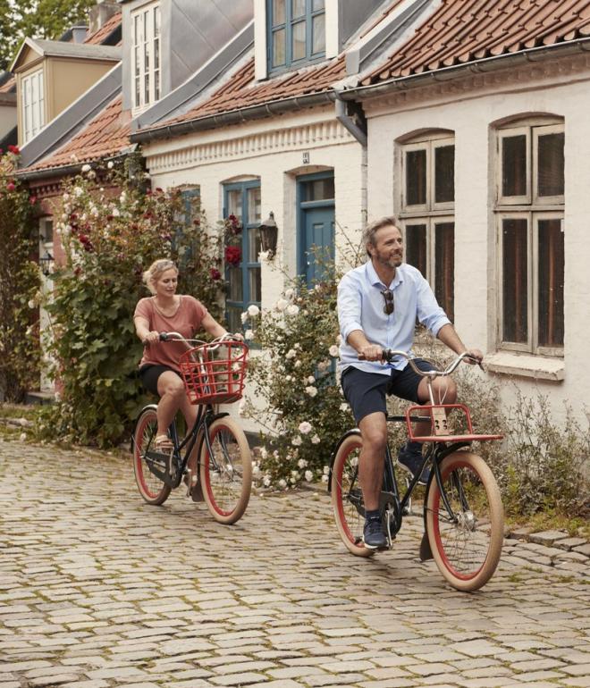 Couple biking in Møllestien, Aarhus