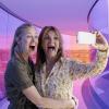 Zwei Frauen machen ein Selfie im Kunstmuseum ARoS im dänischen Aarhus