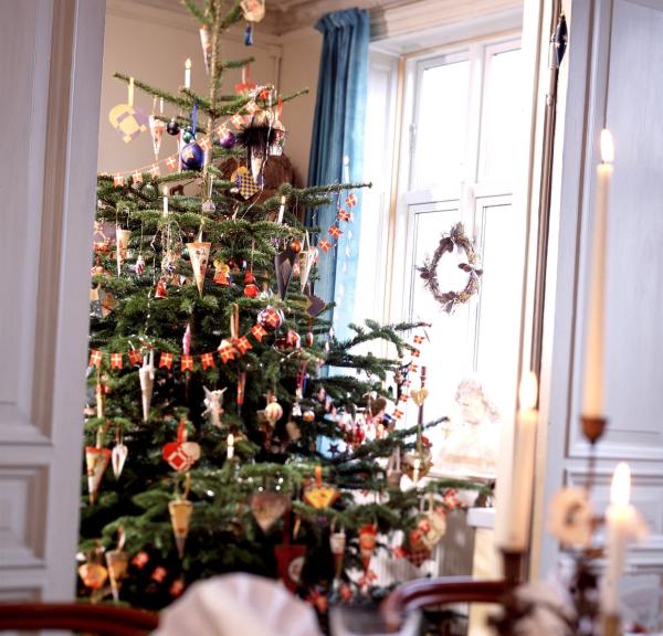 Sapin de Noël danois avec décorations de Noël traditionnelles