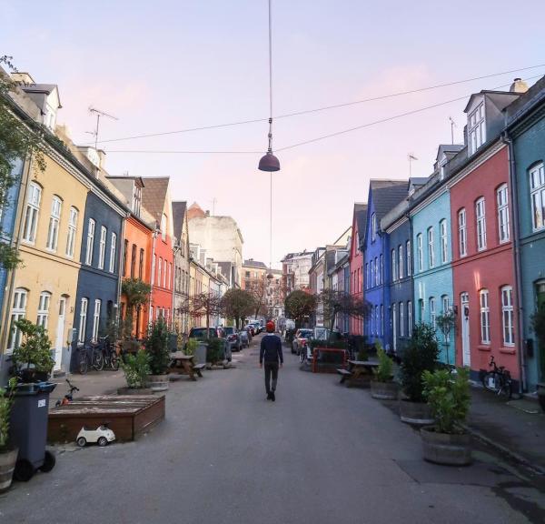 La rue animée Olufsvej est située dans le quartier de Østerbro à Copenhague