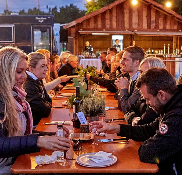 Mennesker ved langbord under Aarhus Food Festival