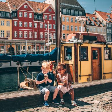 Enfants mangeant des glaces à l'emblématique Nyhavn de Copenhague