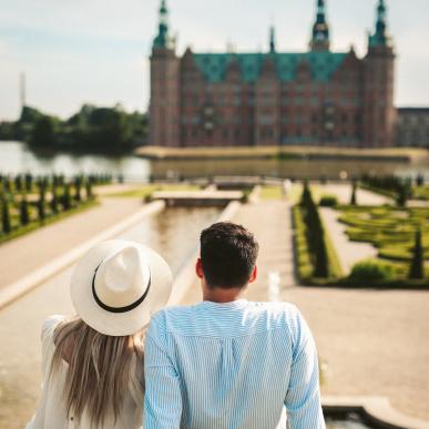 Couple surplombant le château de Frederiksborg