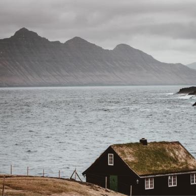 Faroe Islands hut by beach - Îles Féroé