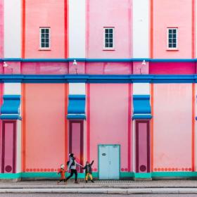 Enfants à Copenhague en face du bâtiment du cinéma Palads coloré
