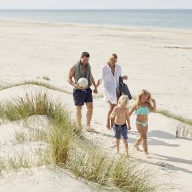 Familie am Strand von Hirtshals in Nordjütland an der Dänischen Nordsee