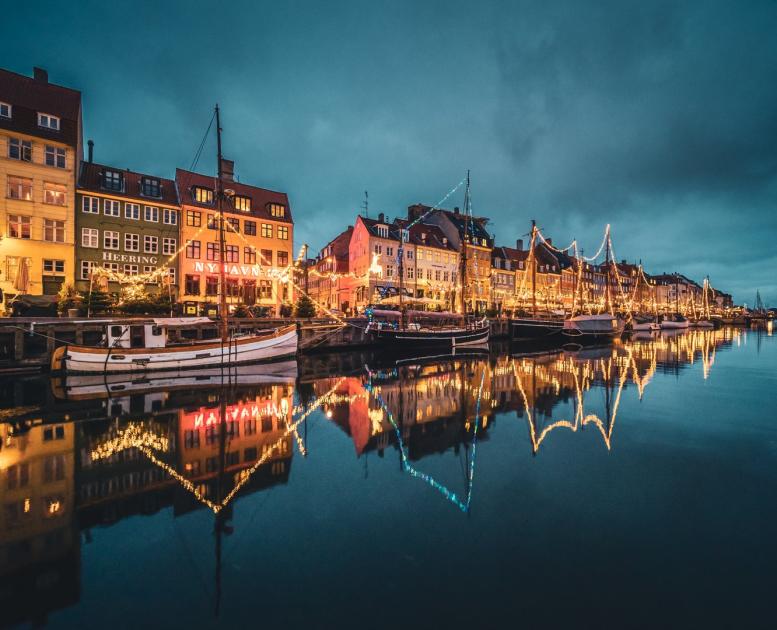 Nyhavn bei Nacht, hell erleuchtet mit Lichtern, Kopenhagen