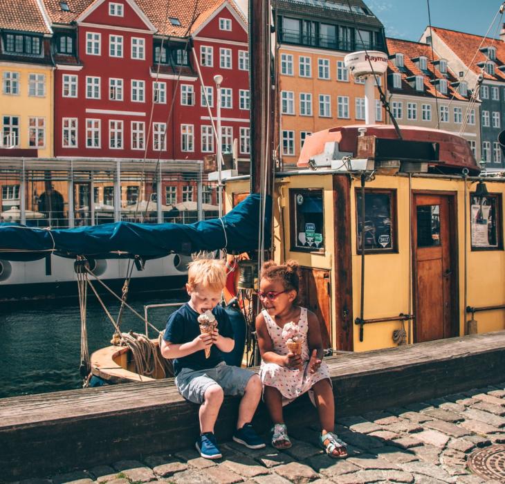 Enfants mangeant des glaces à l'emblématique Nyhavn de Copenhague