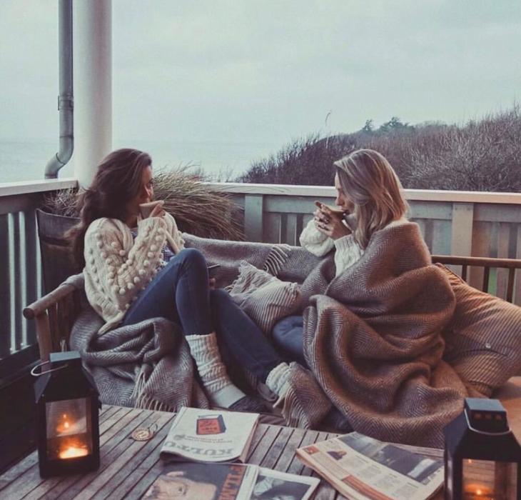 Deux femmes ayant un moment agréable sur la terrasse de l'Helenekilde Badehotel à Tisvilde en hiver.