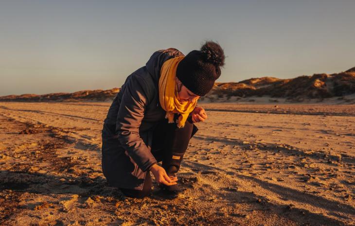 Kvinne leter etter rav på Henne Strand om høsten